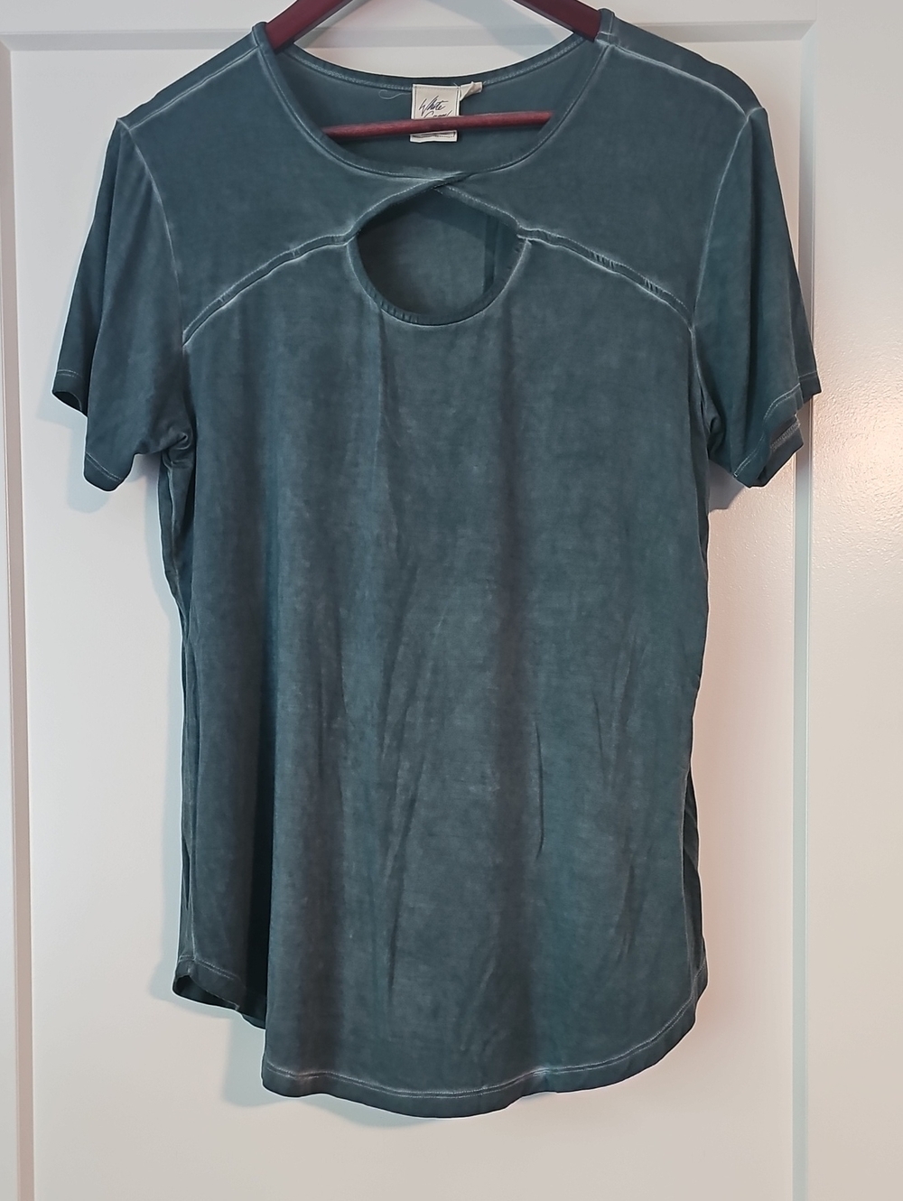 Keyhole Cutout Neck, Stretchy, Short Sleeve Top in Green From The Buckle. Medium
